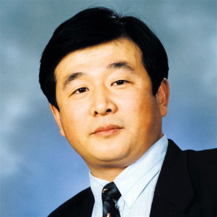 Li Hongzhi biografía, edad, altura, esposo, net worth, familia