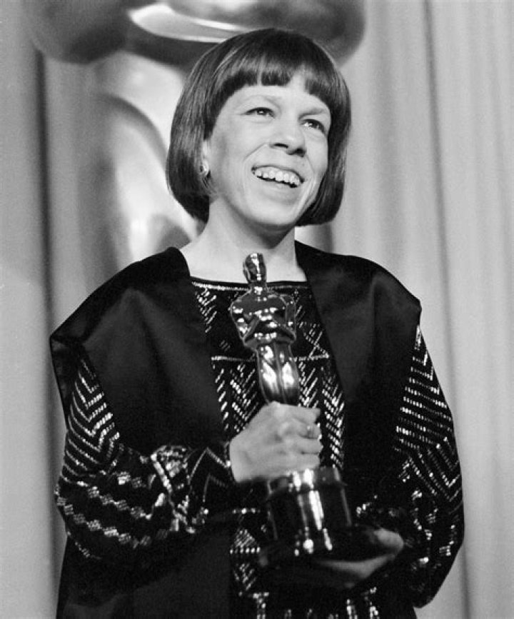 Linda Hunt (Movie Actress) - Age, Birthday, Bio, Facts, Family, Net Worth, Height & More