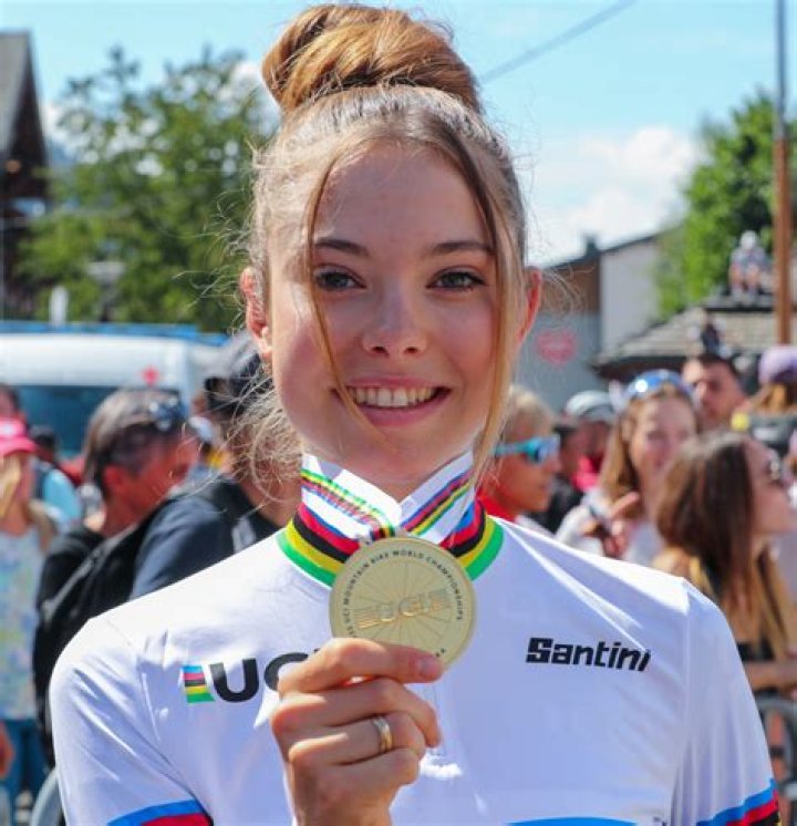 Line Burquier Height, Weight, Age, Wiki, Biography, Parents, Boyfriend, Net Worth, Ethnicity & More