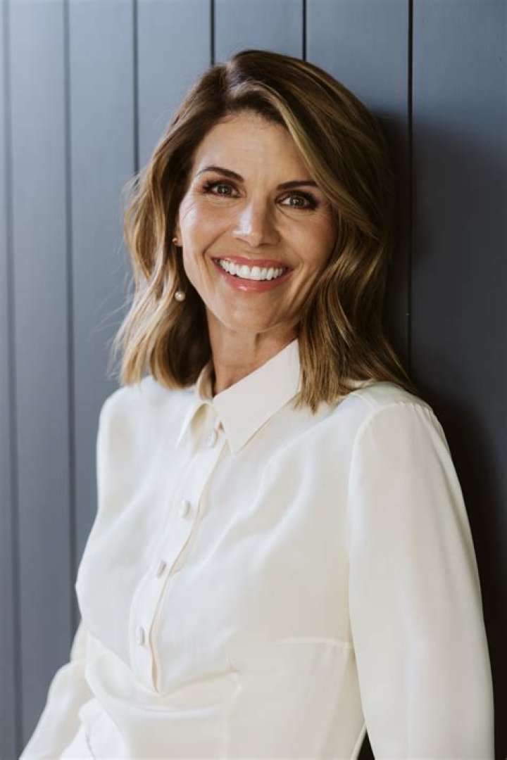 How tall is Lori Loughlin