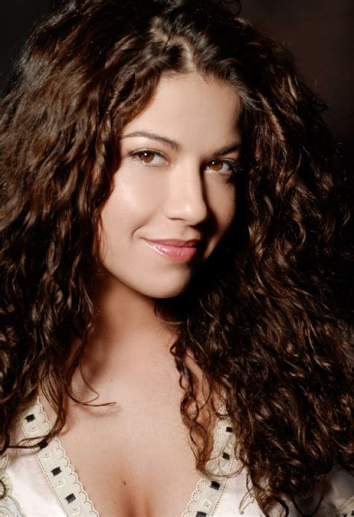 How tall is Luciana Carro