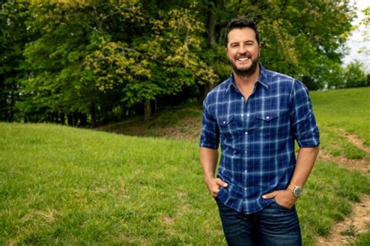 How tall is Luke Bryan