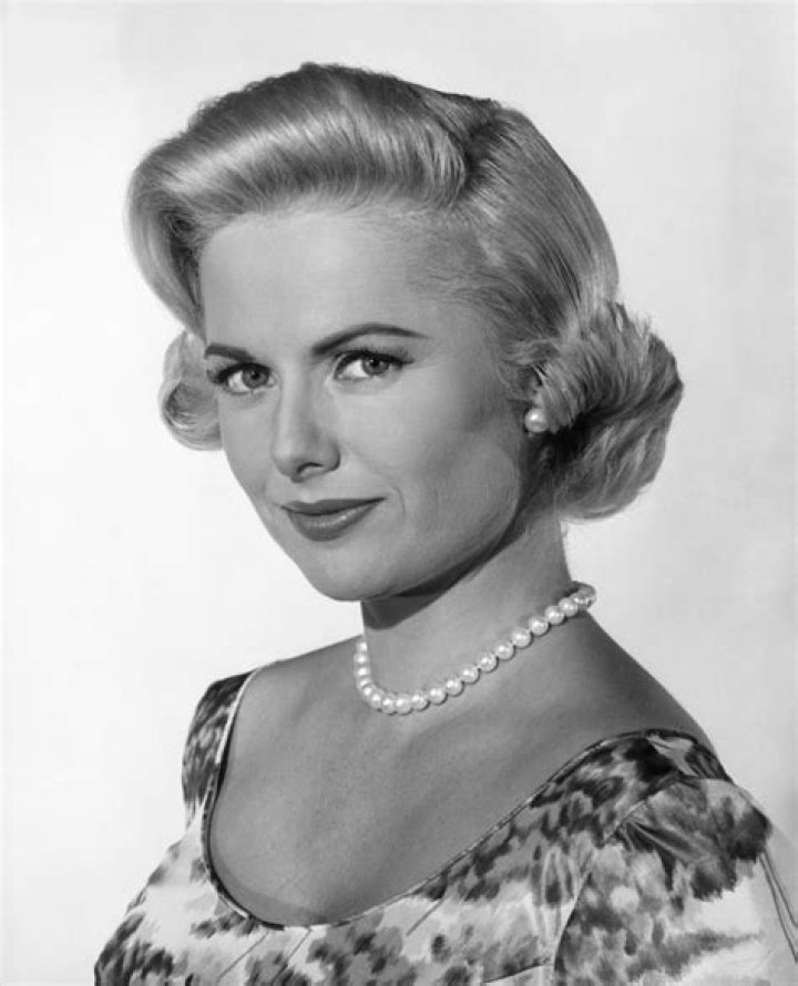 Martha Hyer (Movie Actress) - Age, Birthday, Bio, Facts, Family, Net Worth, Height & More