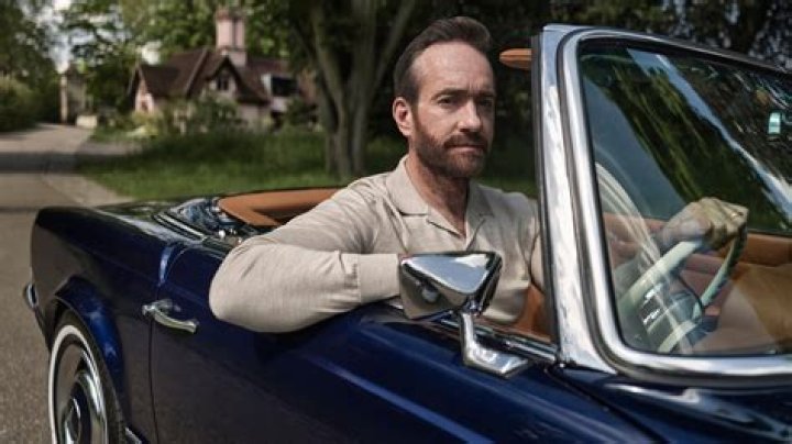 How tall is Matthew MacFadyen