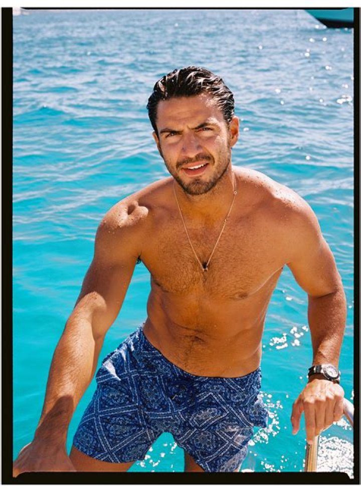 Maxi Iglesias (TV Actor) - Age, Birthday, Bio, Facts, Family, Net Worth, Height & More