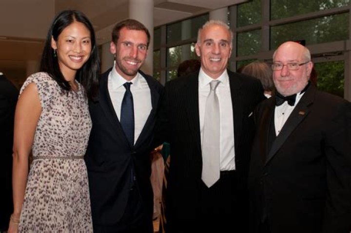 Mitchell Rales biografía, edad, altura, esposo, net worth, familia