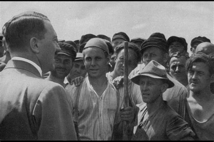 36 Chilling Photos That Explain The Nazis' Rise To Power