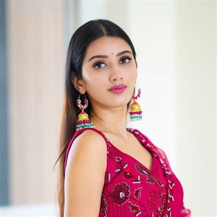 Age, Bio, Husband, Parents, Net Worth, Wiki, Sister & More