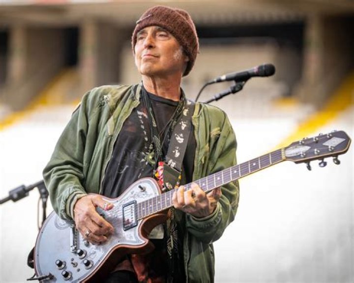 How tall is Nils Lofgren