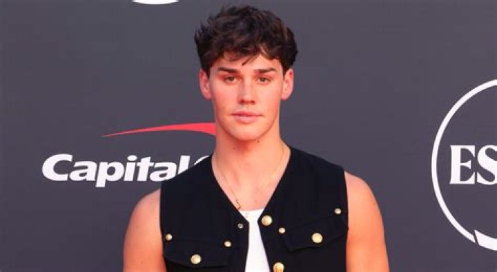 Noah Beck (TikTok Star) - Age, Birthday, Bio, Facts, Family, Net Worth, Height & More