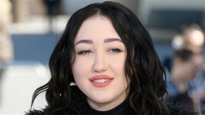 Noah Cyrus biografía, edad, altura, esposa, net worth, familia