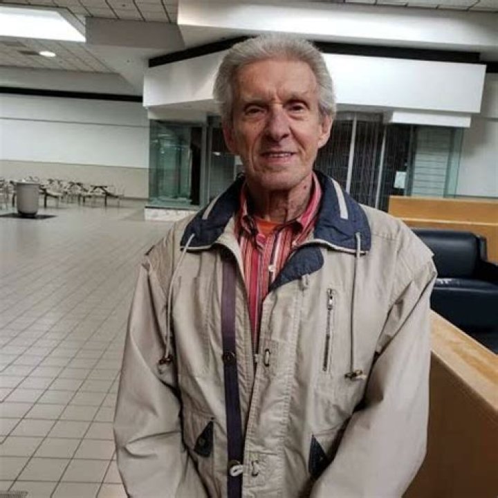 Phil Balsley Biography, Age, Height, Husband, Net Worth, Family