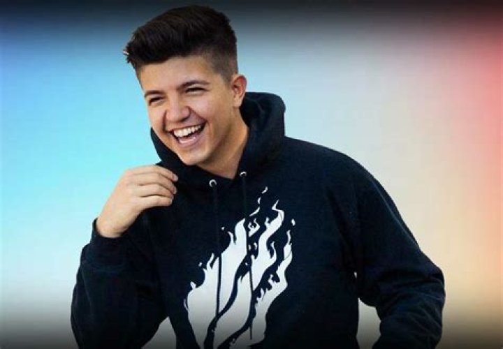PrestonPlayz (YouTube Star) - Age, Birthday, Bio, Facts, Family, Net Worth, Height & More
