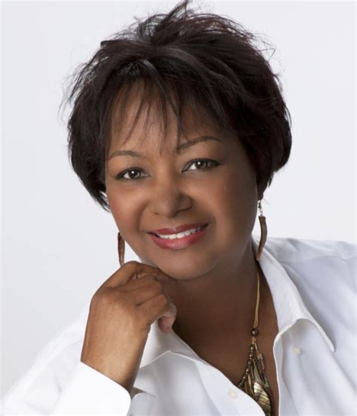 Rachel Renee Russell (Children's Author) - Age, Birthday, Bio, Facts, Family, Net Worth, Height & More