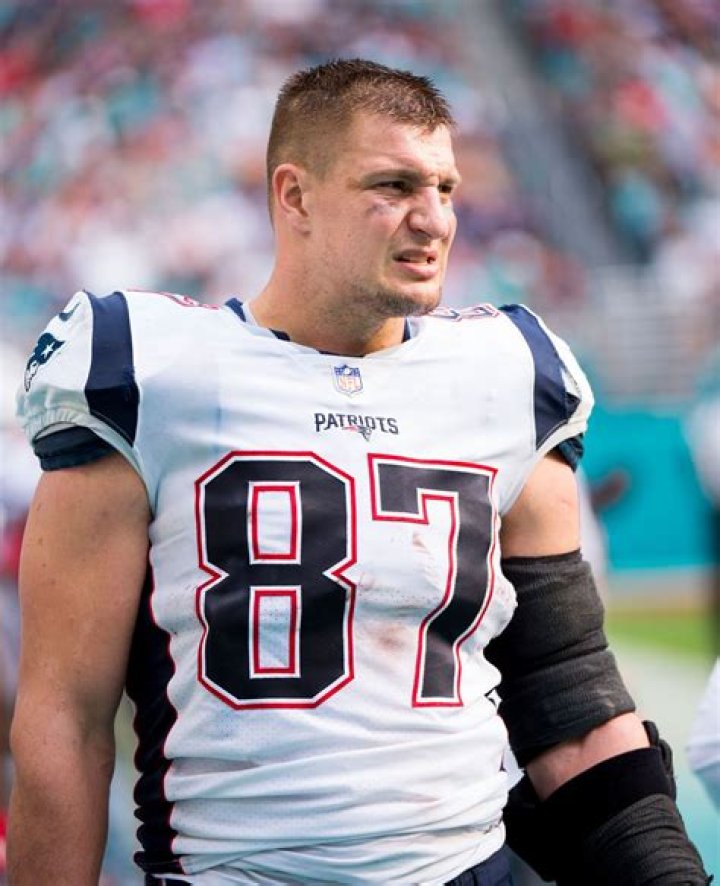 How tall is Rob Gronkowski