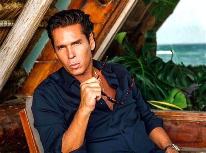 Roberto Palazuelos (TV Actor) - Age, Birthday, Bio, Facts, Family, Net Worth, Height & More
