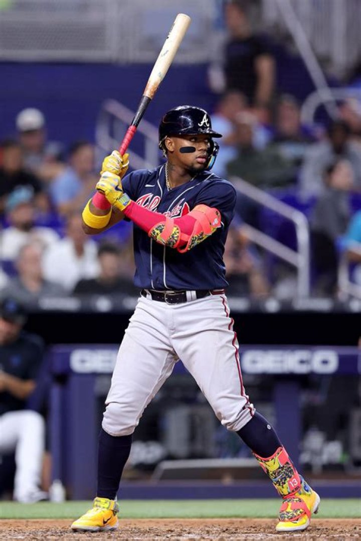 Ronald Acuna Jr. (Jugador de Béisbol) - Edad, cumpleaños, biografía, hechos, familia, patrimonio neto, altura y más