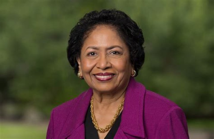 Ruth Simmons (Teacher) - Age, Birthday, Bio, Facts, Family, Net Worth, Height & More