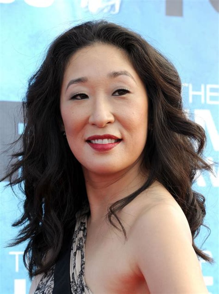 How tall is Sandra Oh