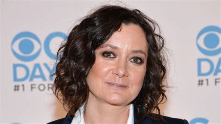 Sara Gilbert (TV Actress) - Age, Birthday, Bio, Facts, Family, Net Worth, Height & More
