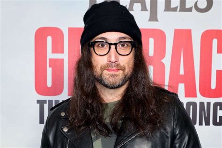 
Sean Lennon Recalls Growing Up Next Door to ‘Aunt’ Roberta Flack: ‘Coolest Neighbor in the World’ 