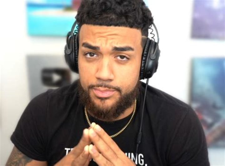 SeeReax (YouTube Star) - Age, Birthday, Bio, Facts, Family, Net Worth, Height & More