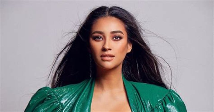 Shay Mitchell Shares Glam Breast-Feeding Photo With Newborn Daughter Atlas: ‘Breast Friends’