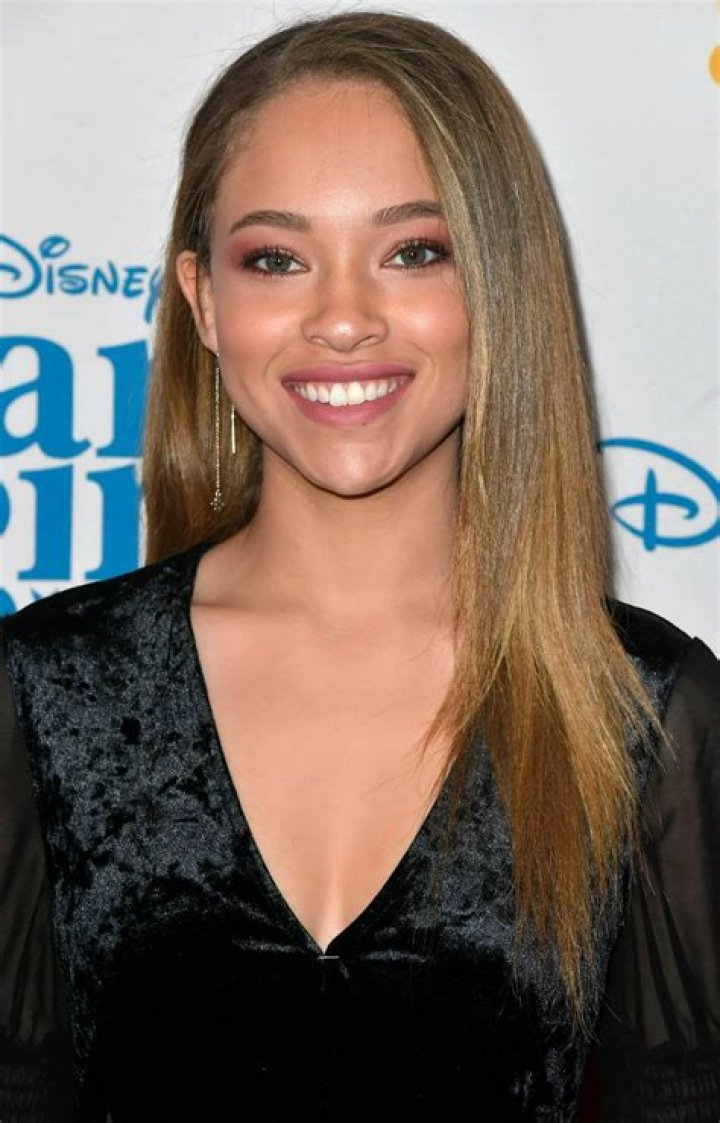 Shelby Simmons (TV Actress) - Age, Birthday, Bio, Facts, Family, Net Worth, Height & More