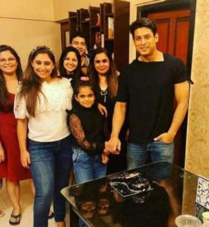 Age, Father, Mother, Sister, Wife, Girlfriend, Height, Net Worth & More