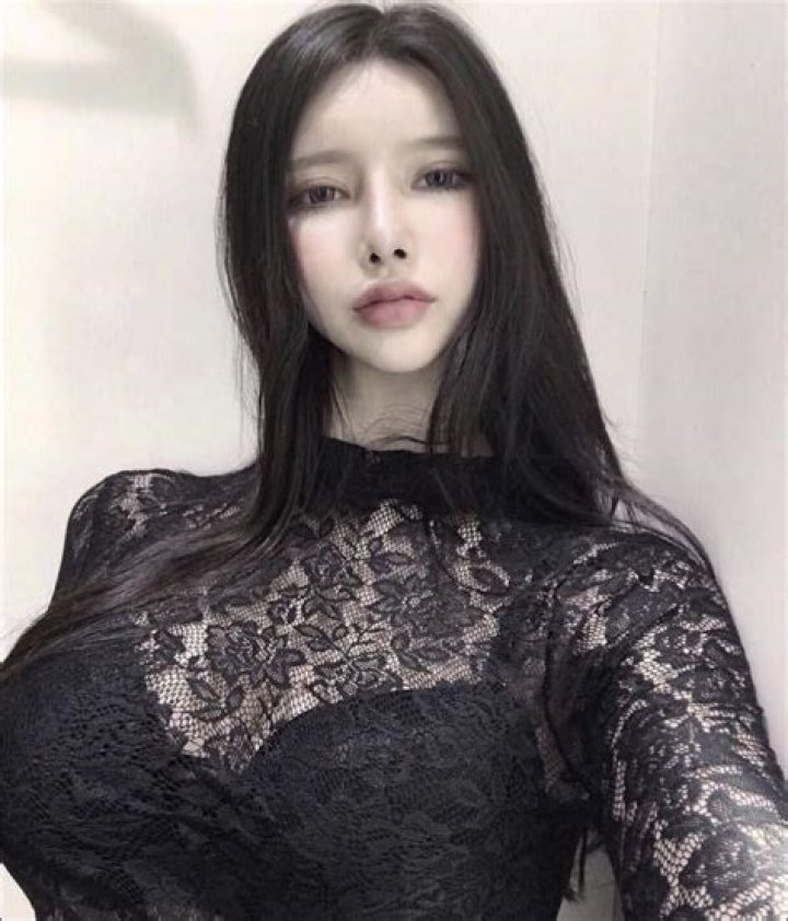 Siyoung Baek (Model) - Age, Birthday, Bio, Facts, Family, Net Worth, Height & More