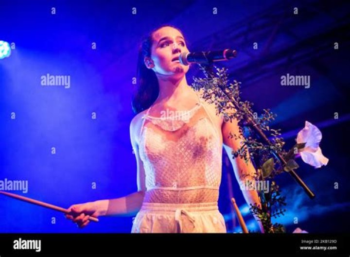 Sophie Hawley-Weld (Pop Singer) - Age, Birthday, Bio, Facts, Family, Net Worth, Height & More