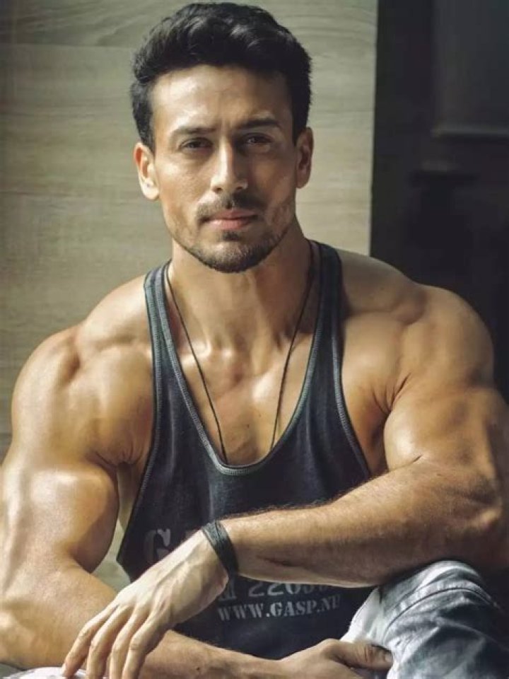 How tall is Tiger Shroff