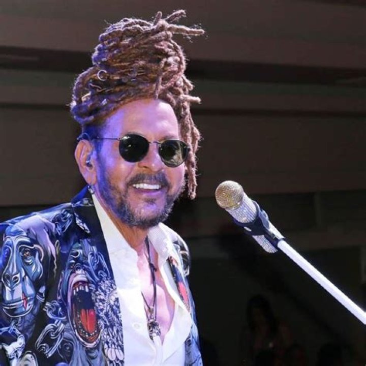 Tono Rosario (Cantante de Rock) - Edad, cumpleaños, biografía, hechos, familia, patrimonio neto, altura y más