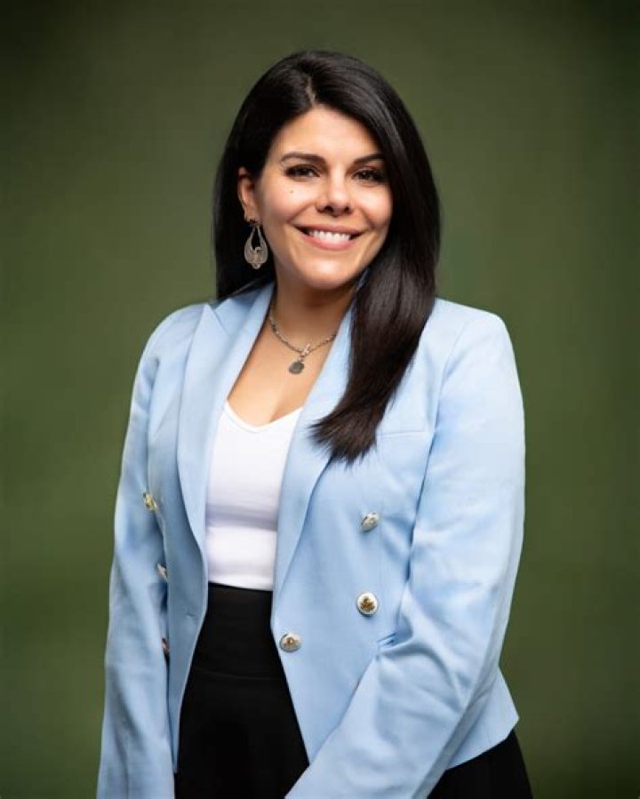 Vivian Salama Age - Bio, Wiki, Height, Net Worth, Relationship (2023)