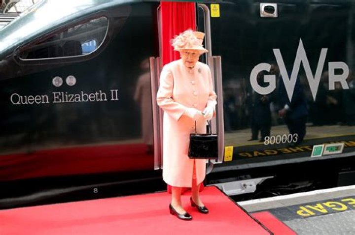 You Think *You’re* Busy? Queen Elizabeth’s Daily Routine Is Royally Exhausting