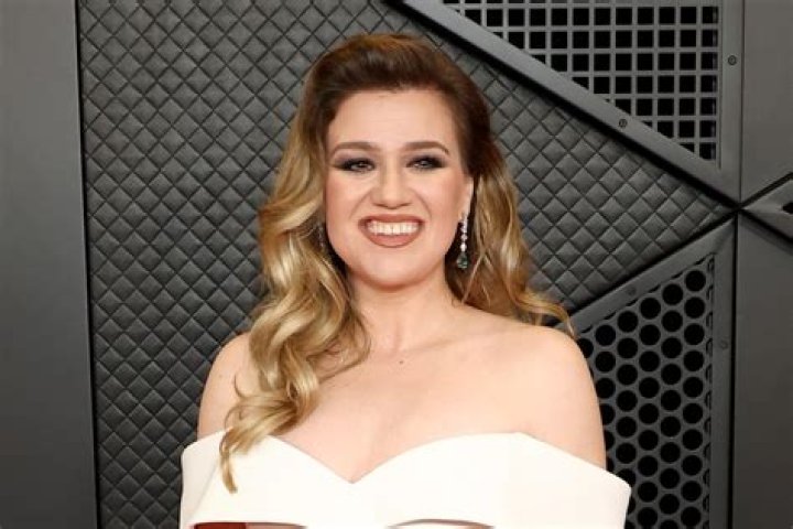 What is the sad news about Kelly Clarkson?