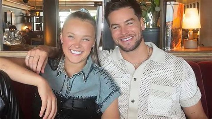 Who is JoJo Siwa dating?