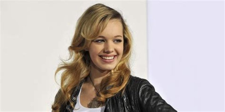 Who is Sadie Calvano from “Mom” Bio: Leaves “Mom”, Net Worth, Parents, Body Measurements, Dating